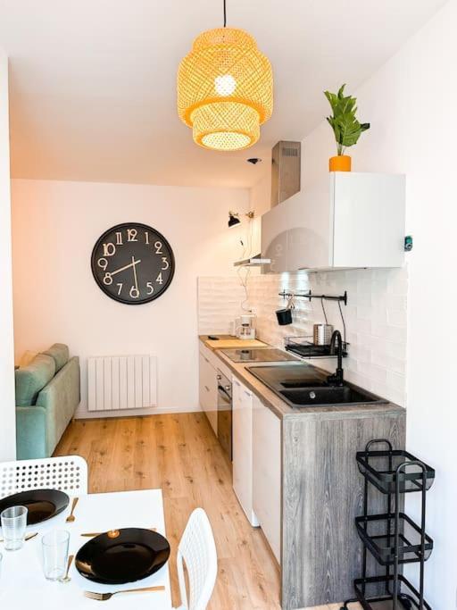 Nouveau ** Le Raffine Au Coeur De Guingamp ** Parking Buitenkant foto